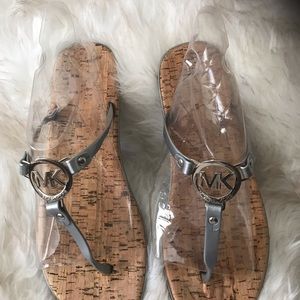 Michael Kors charm jelly sandals y